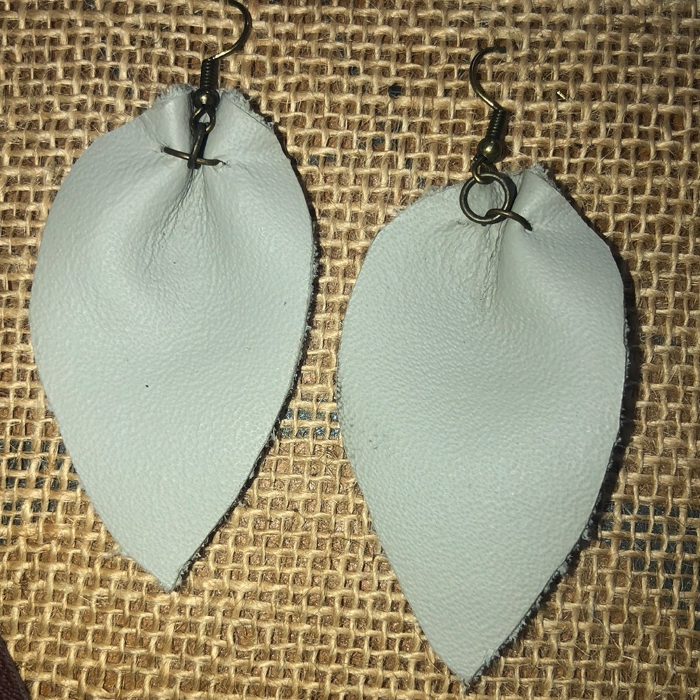 Handcrafted leather leaf earrings Gray‎